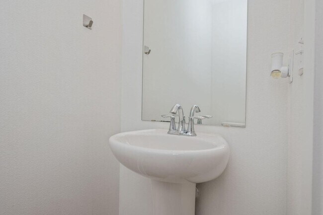 Building Photo - 3 Bedroom plus office/flex space in Crestv...