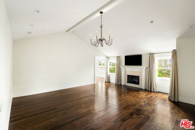 Building Photo - 501 Toyopa Dr