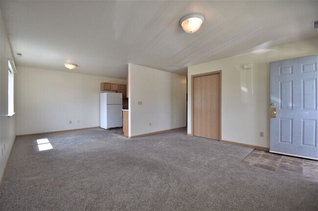 Building Photo - 2Bed with OFFICE and DETACHED GARAGE! Grea...