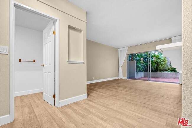 Building Photo - 1131 Alta Loma Rd