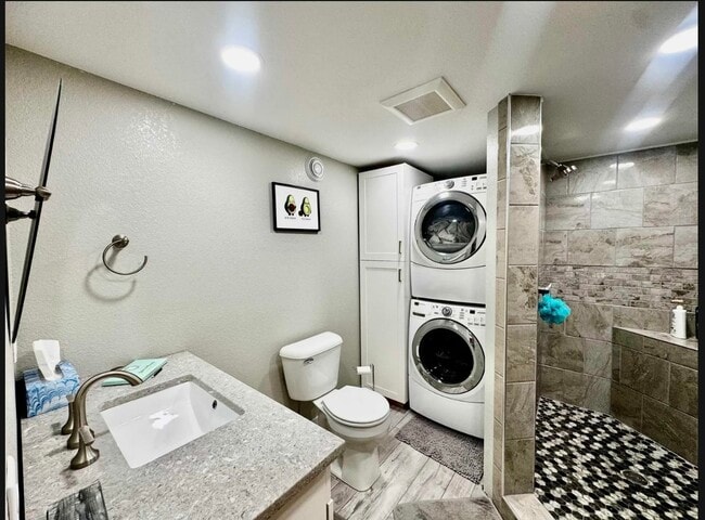 Building Photo - 812 W 4th St