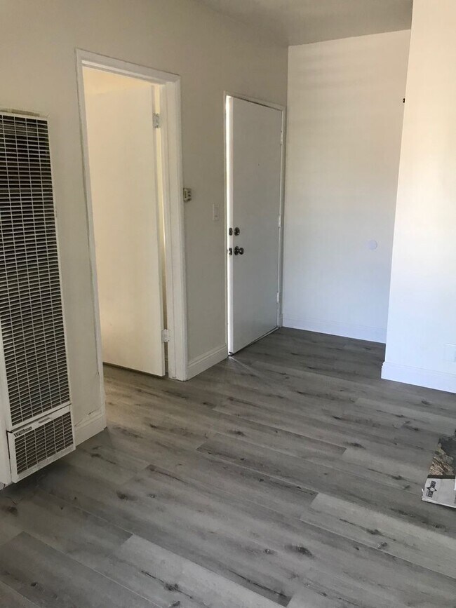 Building Photo - Spacious 1-Bedroom Apartment in Van Nuys –...