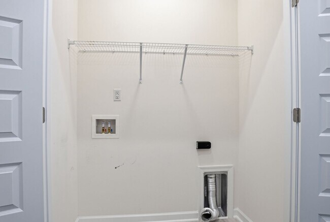 Building Photo - Stylish Townhouse Living in the Heart of Williamsburg