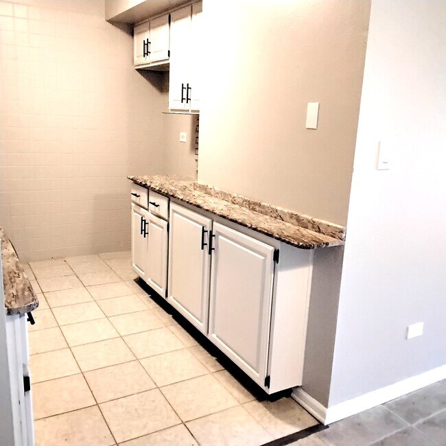 Building Photo - 10910 Kilpatrick Ave
