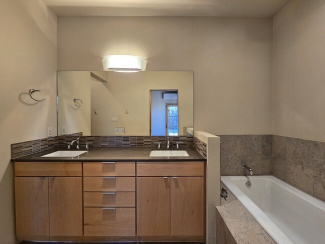 Building Photo - 927 Alto St