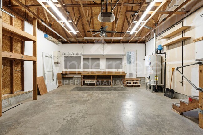 Building Photo - Updated 3 Bed 2 Bath Home With Brand New 2...