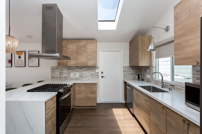 Building Photo - Contemporary Birdland Residence