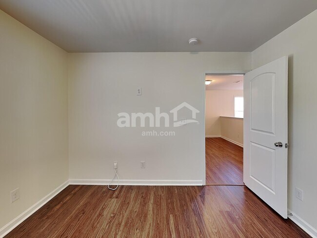 Building Photo - 3268 Saddlebrook Dr