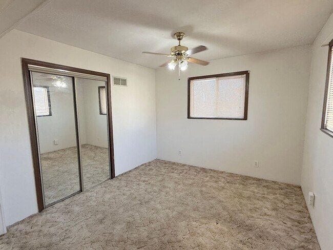 Building Photo - 4 Bedroom Home Near KU Med