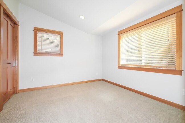 Building Photo - Bright and Spacious Residence with Vaulted Ceilings and Garage