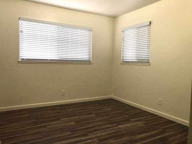 Building Photo - Turlock Charmer newly remodeled