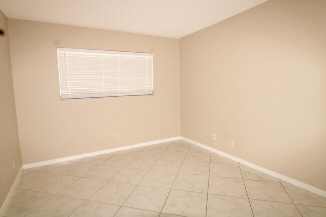Building Photo - 2955 SW 22nd Ave