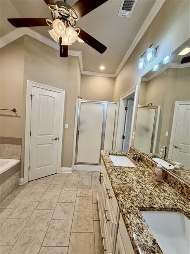 Building Photo - For Lease in Gated Cypress Place! Like-New...