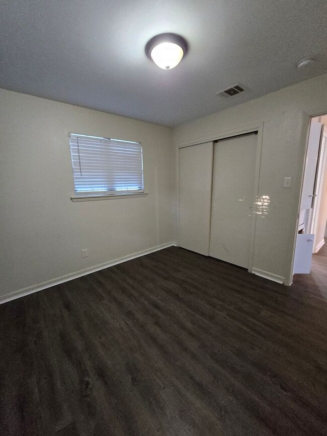 Building Photo - 3 bedroom 1.5 bathroom--Shady Grove Neighb...