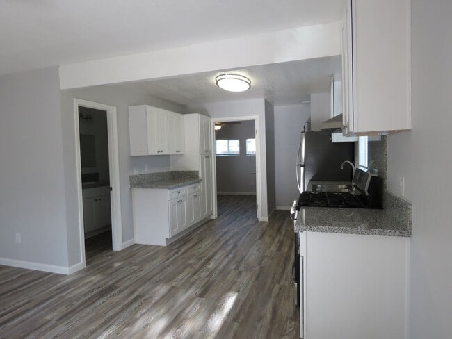 Building Photo - Cozy Clean Cabin!