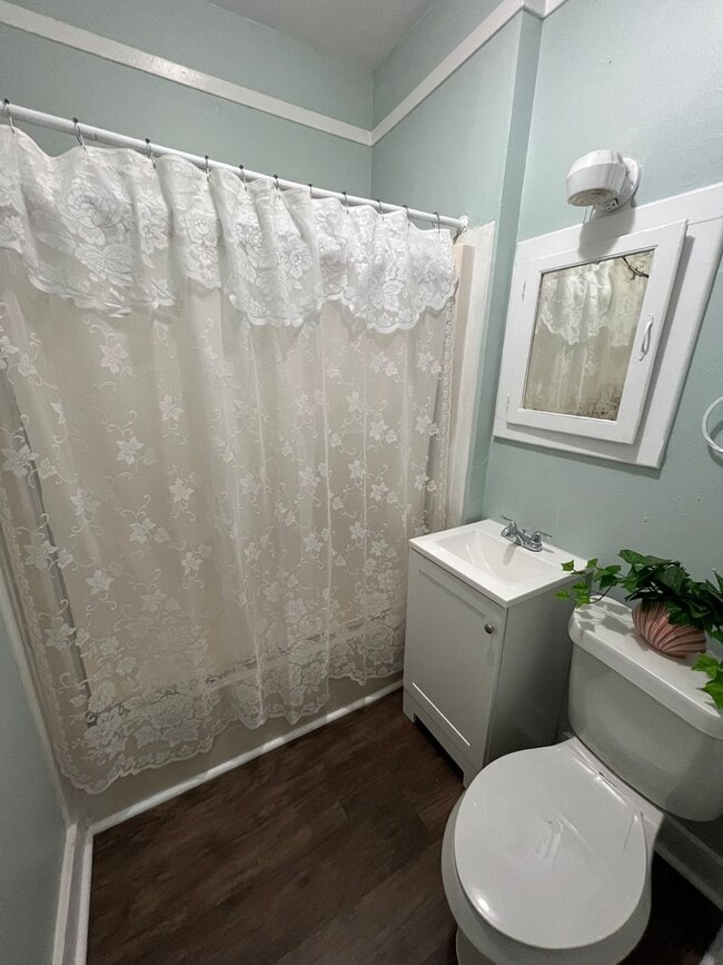 Building Photo - 2/1 Cottage in Great Location!