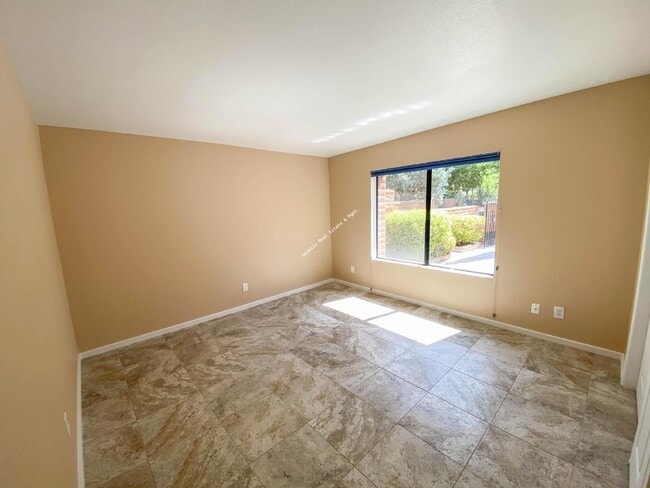 Building Photo - "Charming 2-Bed, 2-Bath Townhouse with Cozy Fireplace in Tucson's Scenic Sunrise Territory neighb...