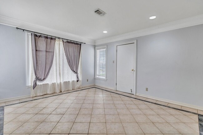 Building Photo - 3-BEDROOM IN ALAMO HEIGHTS W/ POOL