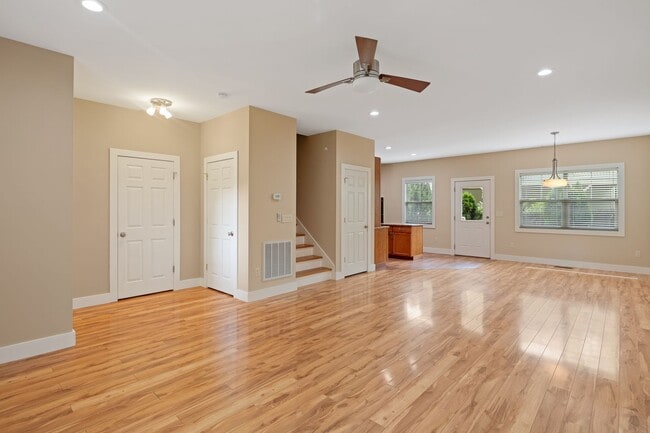 Building Photo - Modern Kenilworth Home