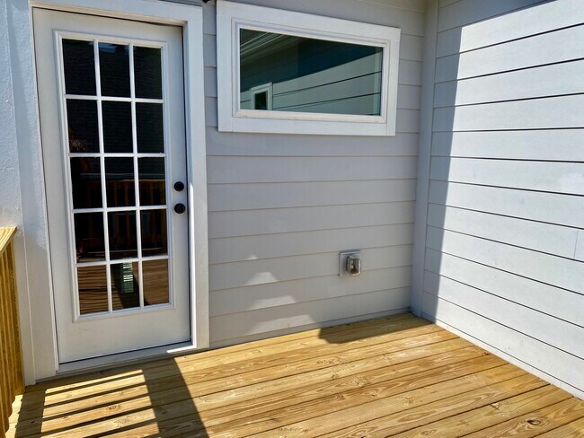 Building Photo - 1001 Thomas Ave