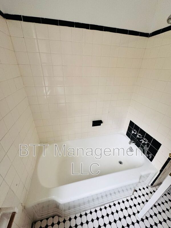 Building Photo - 8400 Greenwood Ave