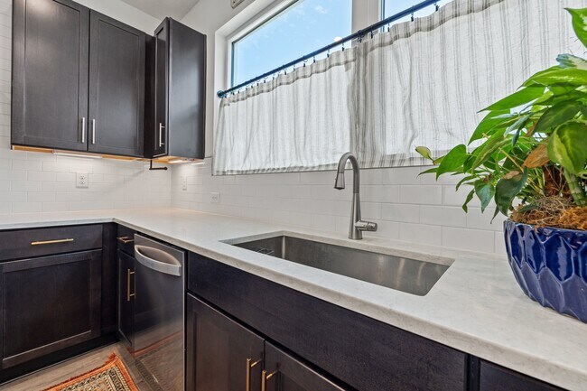 Building Photo - 320 15th St N