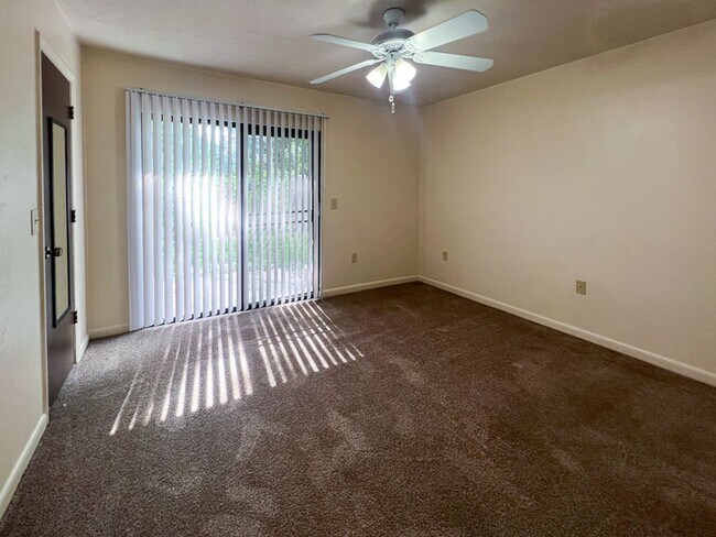 Building Photo - 2/2 Flat in Napier Oaks available Early August!