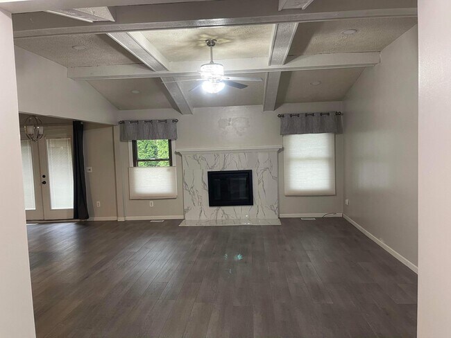 Building Photo - 43905 Rivergate Dr