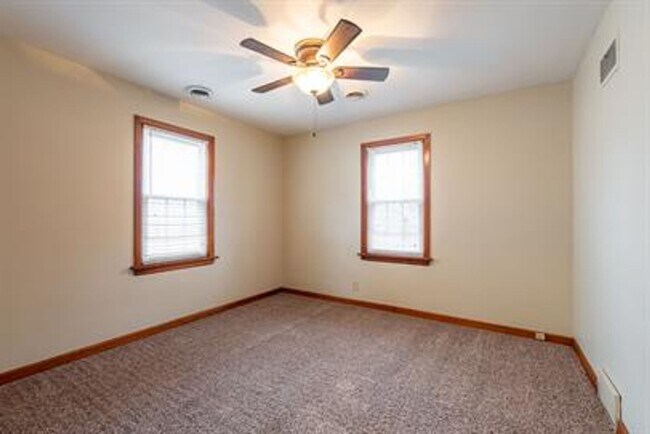 Building Photo - Great Springfield Location! 2 Bed / 1 Bath