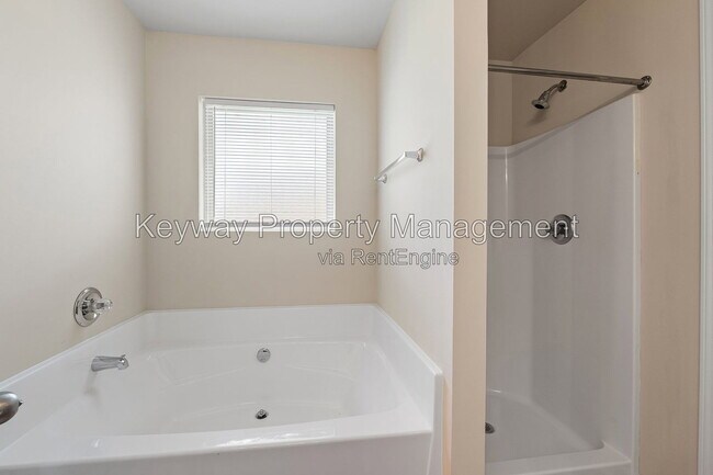 Building Photo - 910 Clover Ct