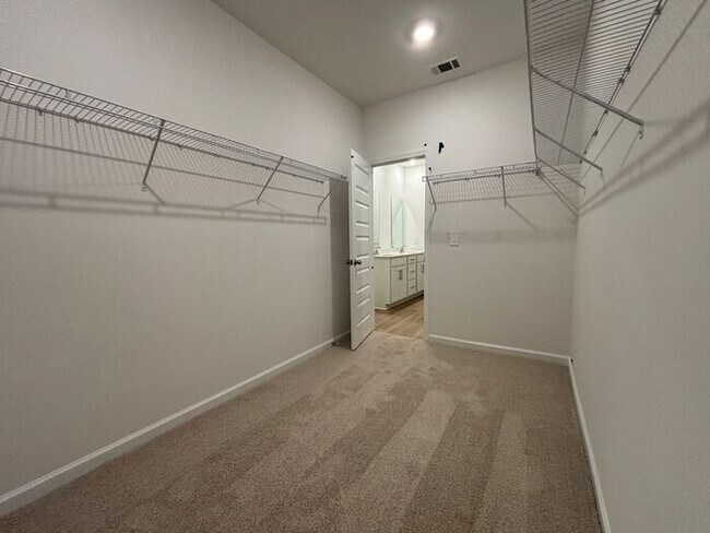 Building Photo - MOVE IN SPECIAL