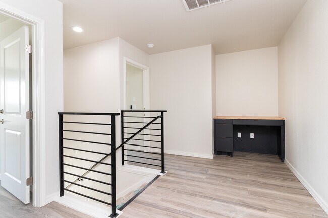 Two Story (3 bed/3.5 bath/1 car garage) - 406 38th St