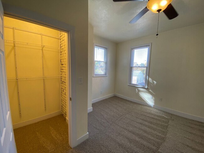 Building Photo - Spacious 3br house with off street parking