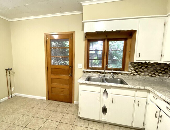 Building Photo - 611 Crown Ave