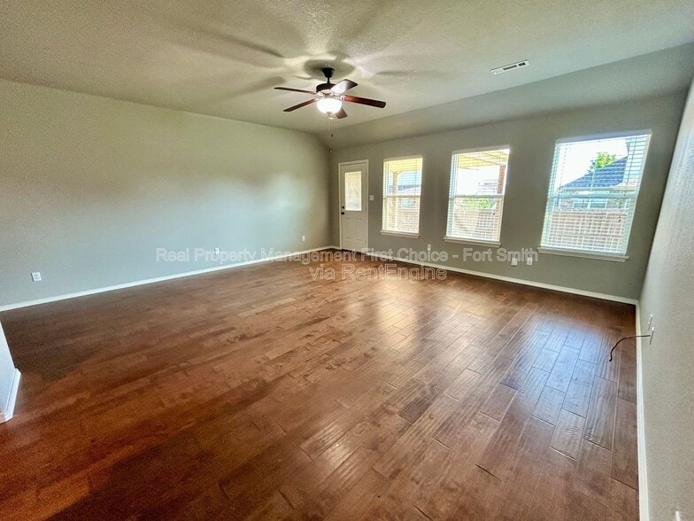 Building Photo - 423 Ridge Point Dr