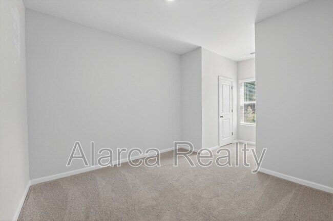 Building Photo - 2962 Sloan Dr