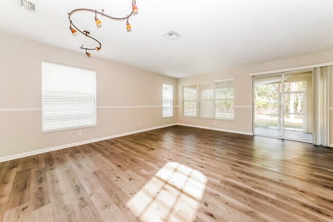 Building Photo - 5810 100th Ave E