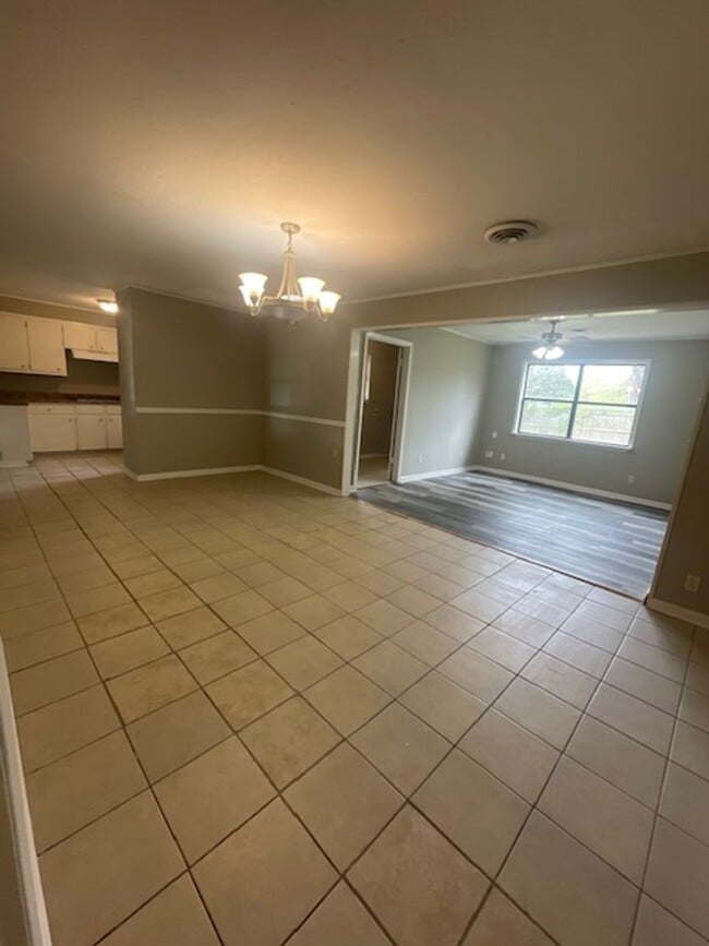 Building Photo - Renovated 3 Bedroom 2 Bath Home for Rent with 2 Car Garage!