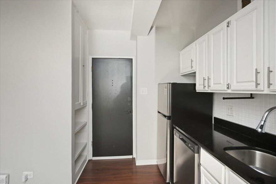 Building Photo - 1140 N La Salle Dr