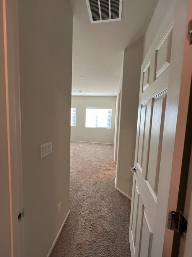 Building Photo - Beautiful 3 bedroom 3 bathroom townhome