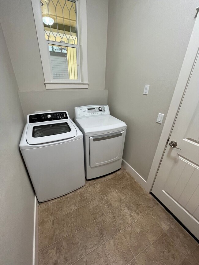 Building Photo - 3 Bed/2.5 Bath In The Heart of NW Crossing - Sacagawea