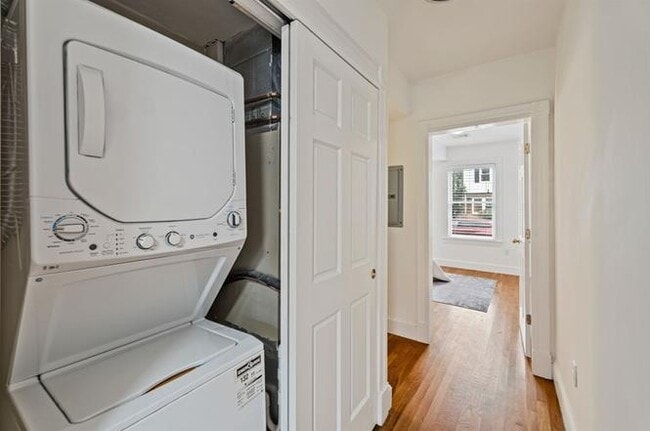 Building Photo - APARTMENT