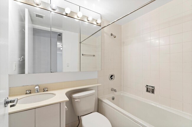 Building Photo - 15 W 61st St