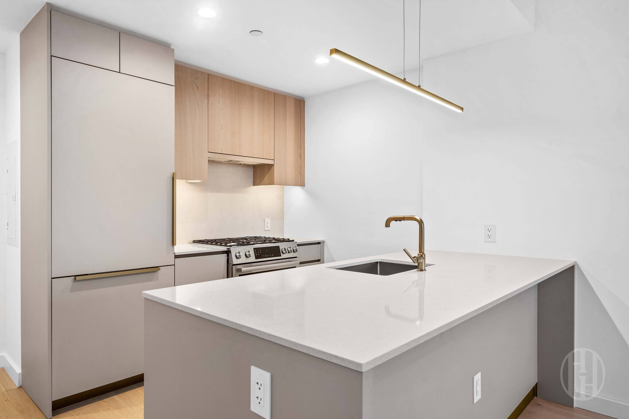 Building Photo - 3 Ct Square W