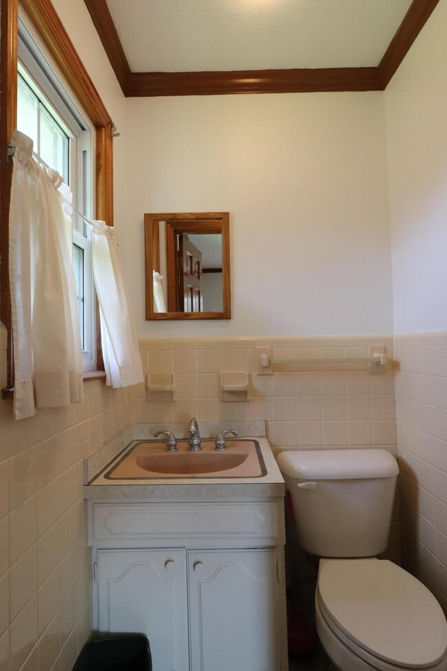 Building Photo - 204 Weil Ln
