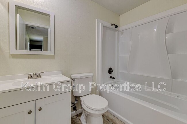 Building Photo - 860 Fox Lake Dr