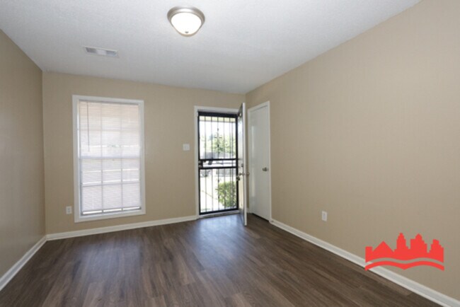 Building Photo - 493 Deerskin Dr