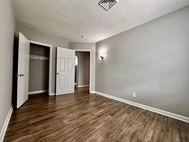 Building Photo - 523 Hadley Ave