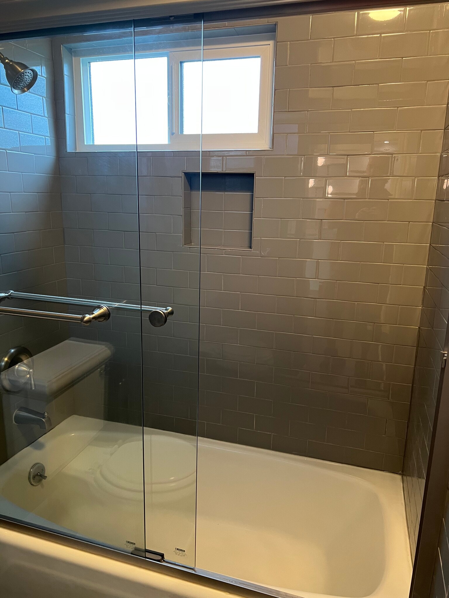 Fully tiled bath & shower surround - 520 Lee St
