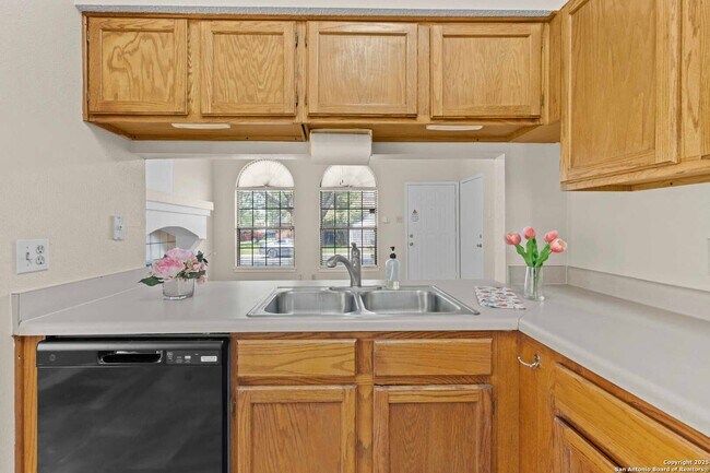 Building Photo - Nicely Updated 3-Bedroom in Northwest Cros...